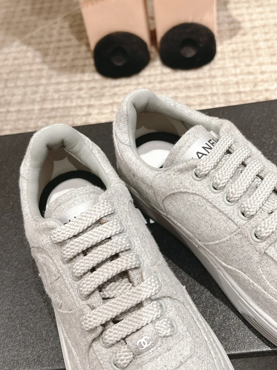 👟👟Ex-factory price 600👟👟 Chanel's new casual sports shoes, top version, incomparably beautiful and easy to wear, absolutely fairy style, very lightweight, high-end color matching, durable and versatile, must-have model. Upper: special material plus mud cloth, sheepskin lining, original foot pads, original TPU outsole Size: 35-41